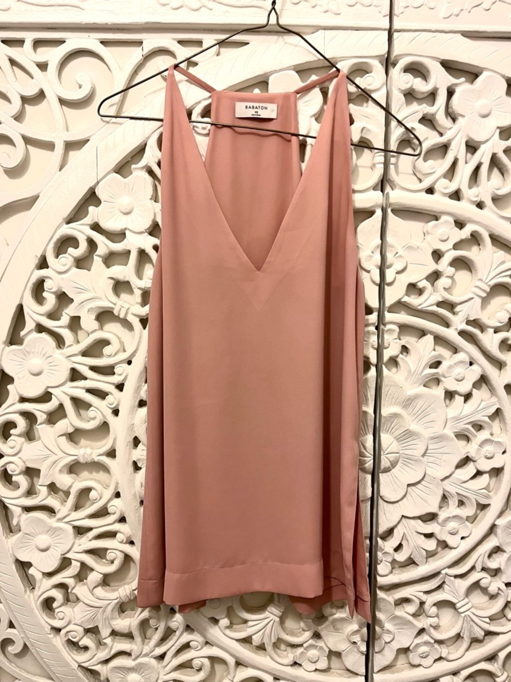 Aritzia Babaton Blush Sleeveless Blouse V Neck Flowy Size XS